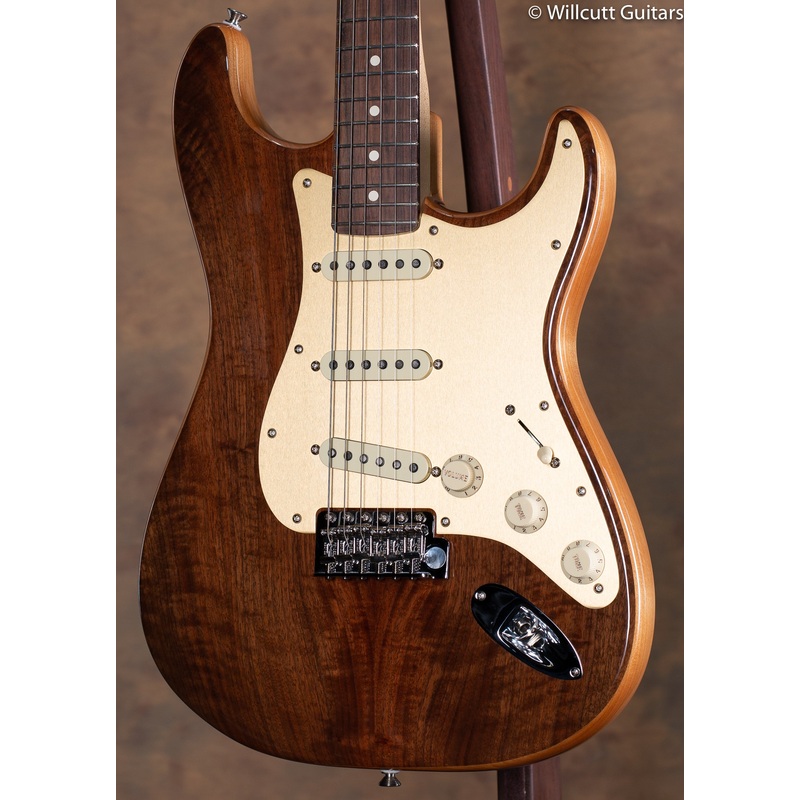 FENDER AMERICAN CUSTOM LTD. WALNUT ROASTED STRATOCASTER - ULT975560812441